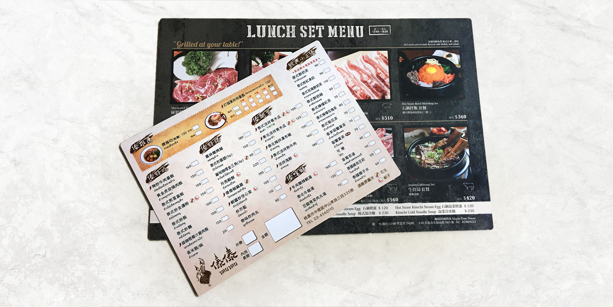 墊板PVC菜單為印刷消耗品,長久塗鴉仍會留下痕跡,建議N+5備用,並定期整理。 塗鴉材料:白板筆(水性.速乾)、蠟筆、螢光筆(水性) 整理方式: 白板筆→科技海綿、酒精布、水 蠟筆→橡皮擦、科技海綿、乾布 螢光筆→科技海綿、酒精布、水