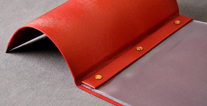 在餐廳或咖啡廳中,菜單封面不僅是提供資訊的工具,更是品牌形象的重要展現。PU皮革因其柔軟的質感、耐用性以及高級感,成為許多高端餐飲業者的首選材料。透過燙金工藝,能夠進一步提升PU皮革菜單封面的質感,使其更具吸引力,並增強品牌辨識度。