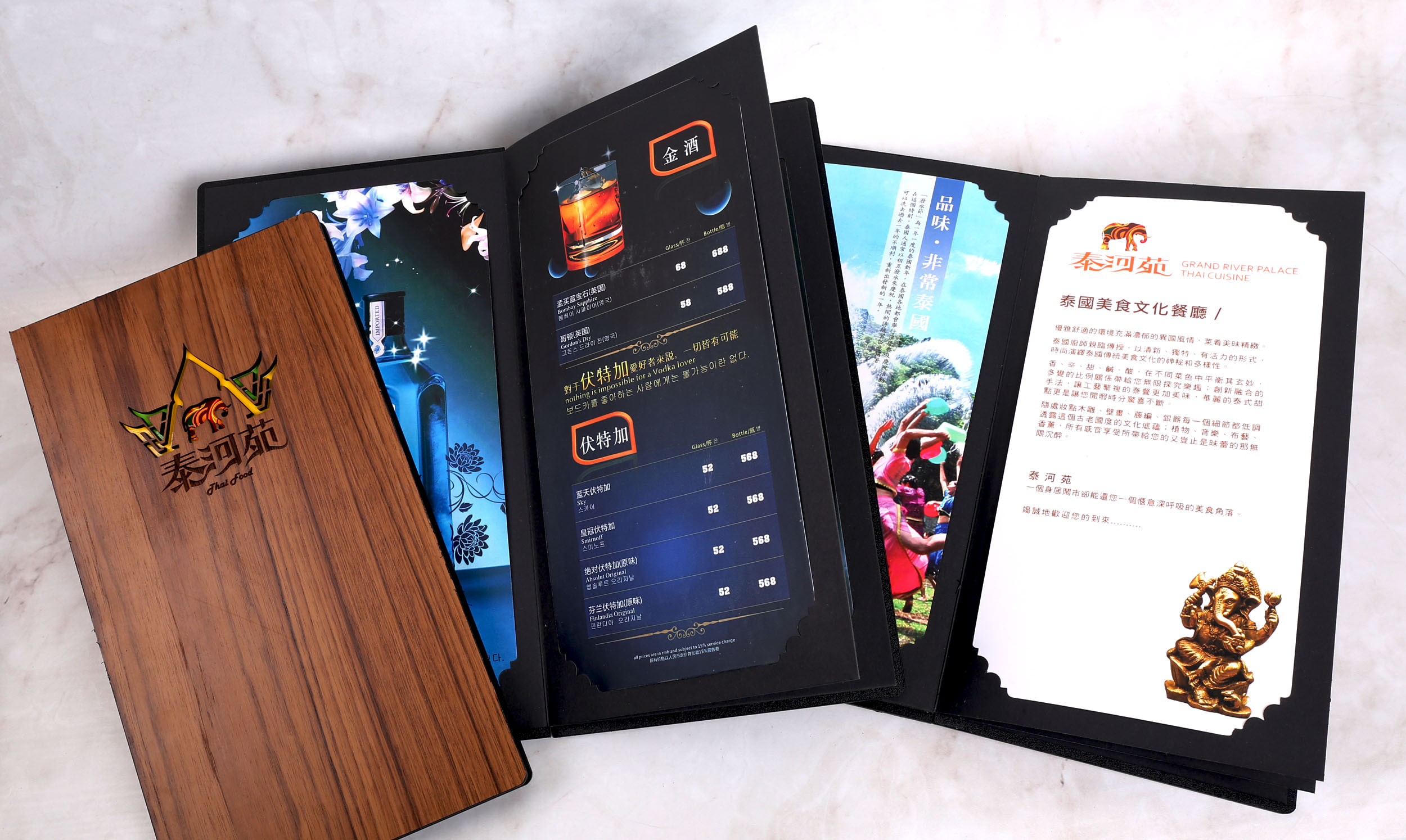 為了讓您的菜單更吸睛,我們提供多種高級加工技術,如燙金處理,讓封面增添華麗感,提升品牌價值;烙印技術,適用於皮革等高質感材質,帶來低調奢華的紋理效果;以及彩噴技術,讓多彩圖像呈現得更加精美細膩。我們致力於提供一站式服務,從設計到製作全程為您提供專業協助,讓您省時省力。同時,我們的多元加工選項和專業建議,能幫助您在激烈的市場中脫穎而出。選擇我們,意味著選擇了專業與品質,打造出獨一無二的菜單本,提升餐廳形象,吸引更多顧客的目光。