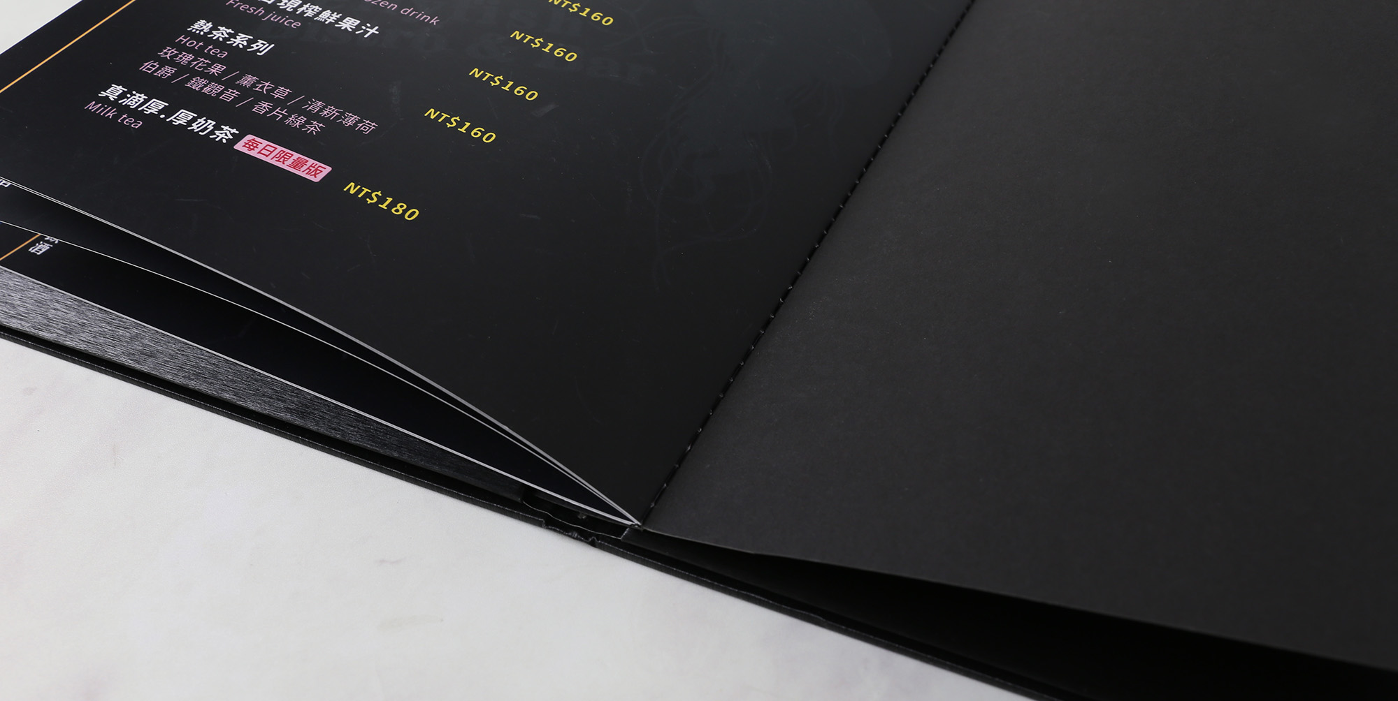 菜單本,菜單,菜單設計,菜單製作,製作菜單,高雄製作菜單,高雄廣告設計,高雄菜單,銅釦,銅釘菜單,酒菜單,透明菜單,輸出裝訂,質感皮套,質感書套,訂製菜單本,西式菜單設計,菜單邊條設計,菜單輸出,菜單設計製作,菜單設計印製,木板,Pinterest,菜單封面設計,菜單印刷,釘鎖,菜單外殼,菜單夾,菜單套,菜單套夾,菜單定裝,型錄,MENU,插卡,活頁菜單,牛皮紙菜單,皮製菜單,精裝,精裝菜單,自製菜單裝訂,木頭菜單,木頭MENU,精品菜單,麗柔皮,車線,騎馬釘,插袋,書套,menu設計,menu製作,menu印刷,A4精裝MENU