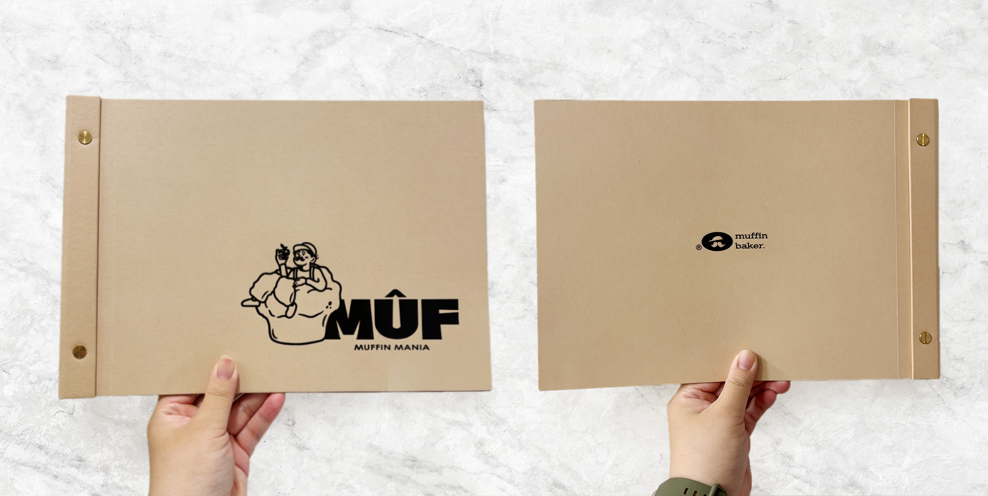 在餐飲業中,高級餐廳、咖啡廳或飯店餐廳常使用介紹手冊來呈現品牌故事、食材來源,甚至搭配建議,以提升顧客的用餐體驗。例如,米其林級餐廳可能會提供品酒指南,說明酒款與餐點的完美搭配,使顧客在享受美食的同時,也能感受到品牌的細緻用心。企業與商務場所則透過品牌手冊、產品目錄或公司簡介,向客戶與合作夥伴展示企業形象與核心業務,讓人能迅速掌握企業理念、產品特色及市場優勢,進而促進商業合作。