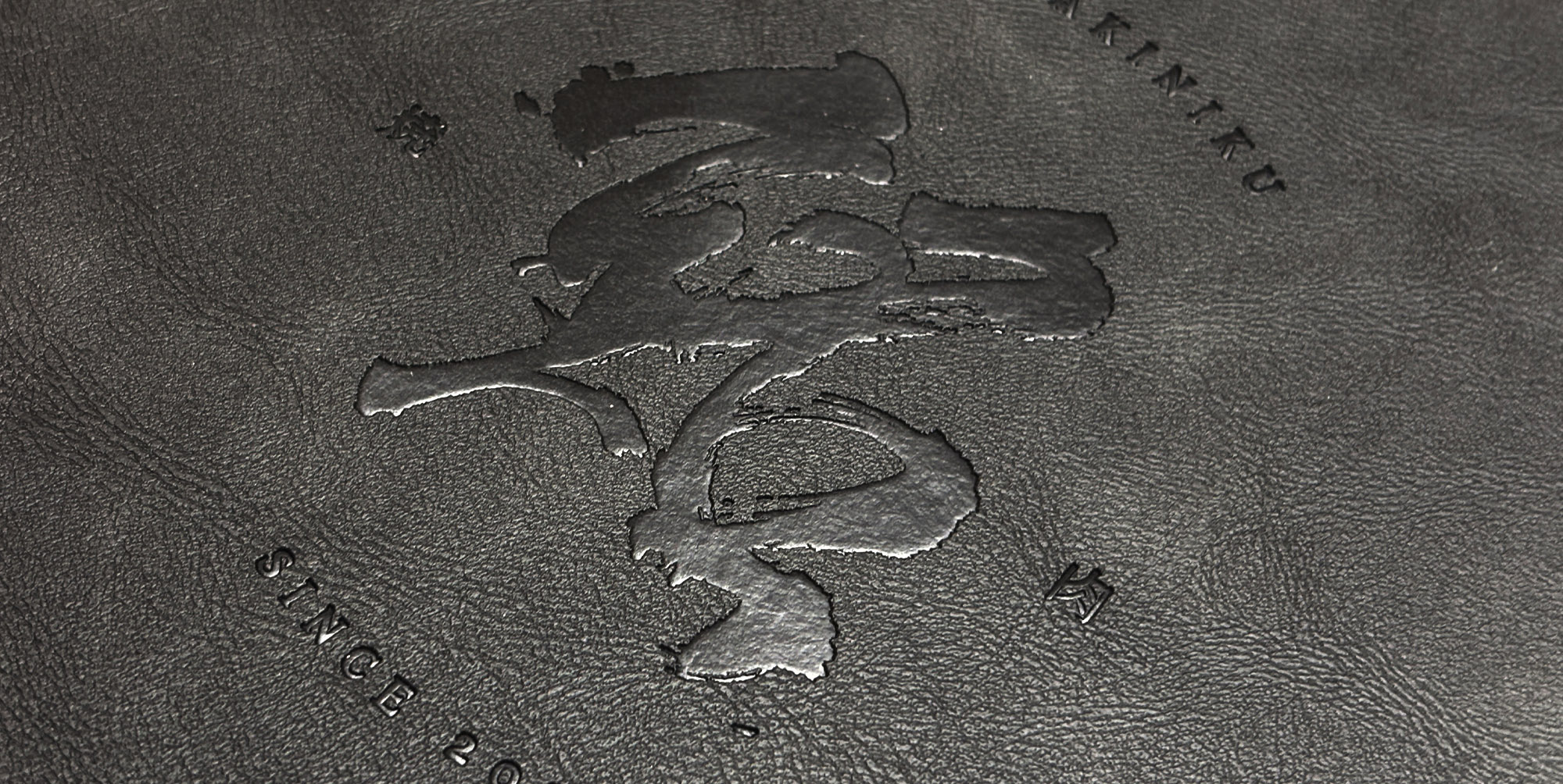 銘燒肉專屬菜單 PU皮革硬殼烙印封面,黑色皮革菜單 壓紋烙印品牌標誌