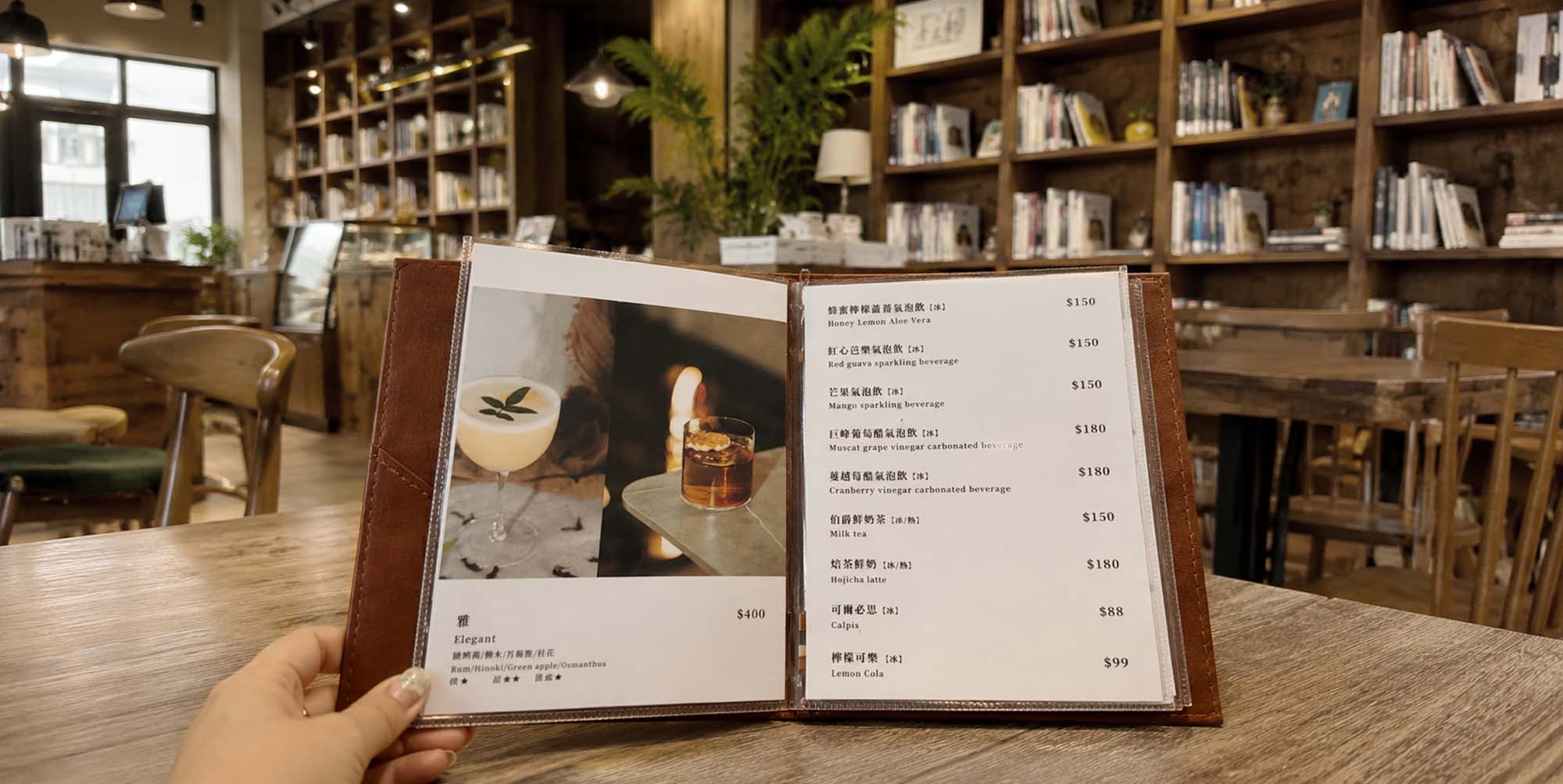 沛洛瑟珈琲店選用咖啡色 PU 皮革硬殼菜單本,搭配銀色領帶夾式結構與燙黑 Logo,加上暖棕色皮紋質感,呈現沉穩、低調且富有空間氛圍的視覺風格。