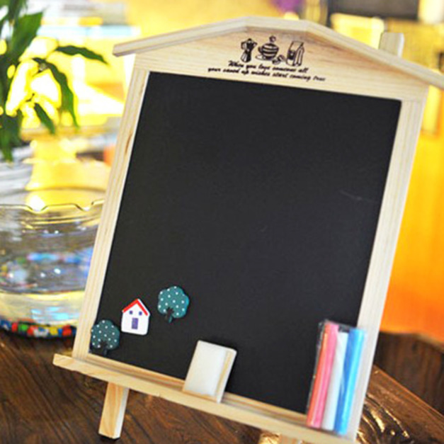 可愛房子造型直立式木質黑板 (附鍊子及粉筆)
