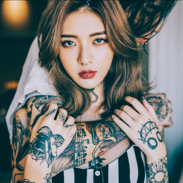 身上有多處已癒合刺青的模特兒