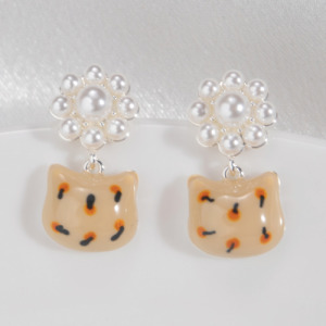 珍珠花朵貓咪臉耳環