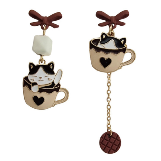 蝴蝶結躲在咖啡杯貓咪耳環