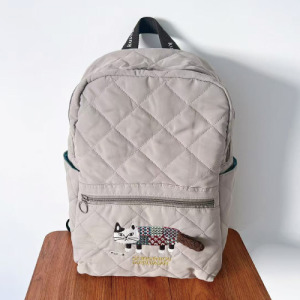 Kusuguru 刺繡爬貓雙肩菱格紋背包(三色可選)