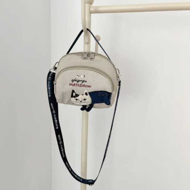 Kusuguru 刺繡爬貓斜背小圓包 (兩色可選)