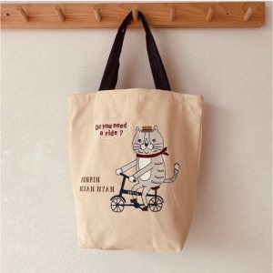 Kusuguru 刺繡騎單車貓咪單肩包-米色