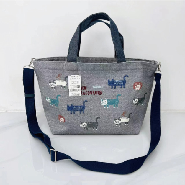 日本 Kusuguru 刺繡爬貓手提斜肩包(兩色可選)