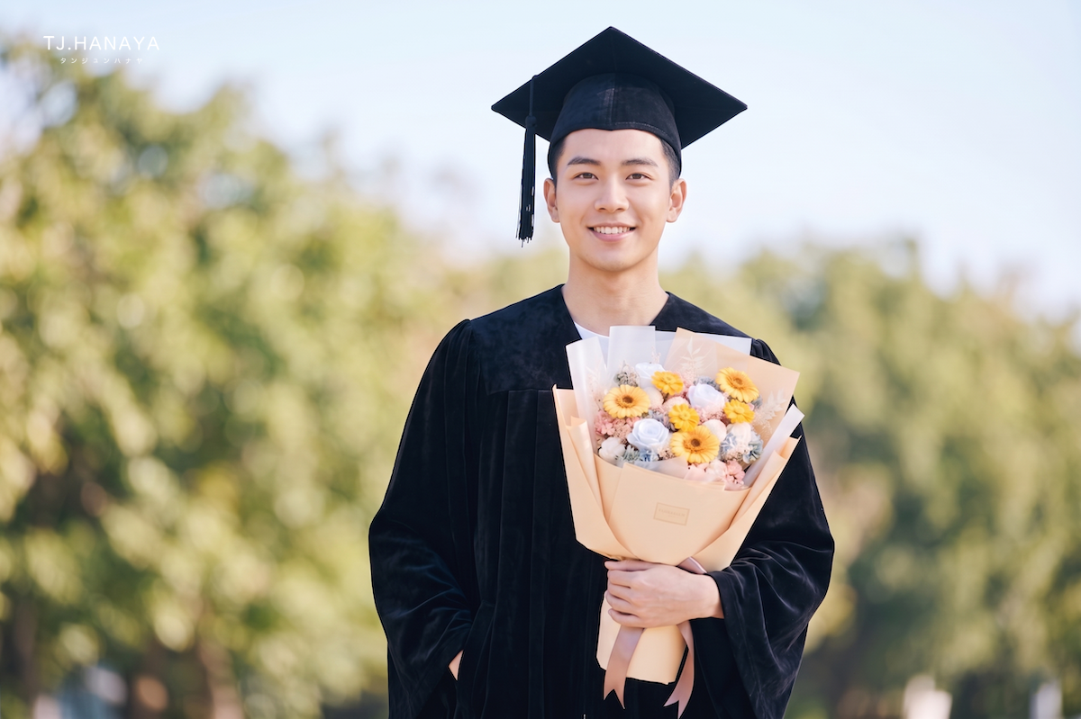 橘色男生畢業花束-質感畢業花禮-男朋友畢業送花推薦