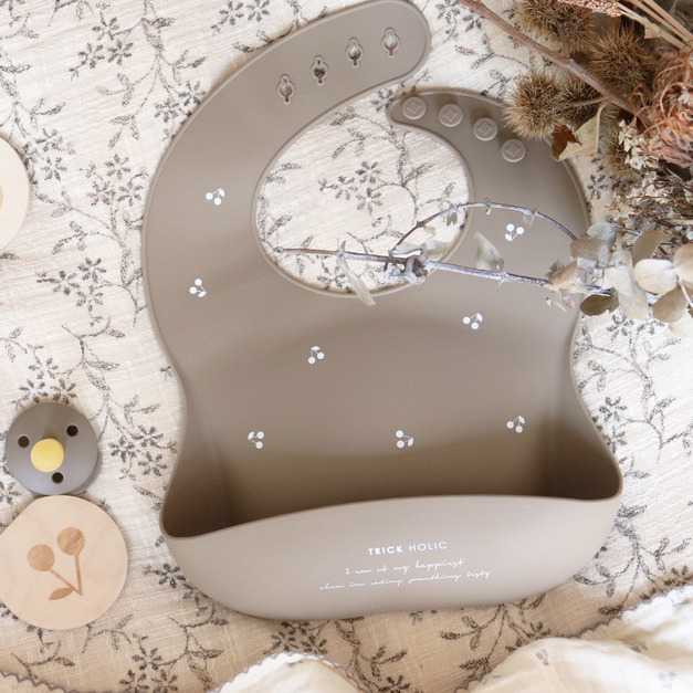 『缺貨』【Trick Holic】櫻桃防水圍兜-大地咖啡