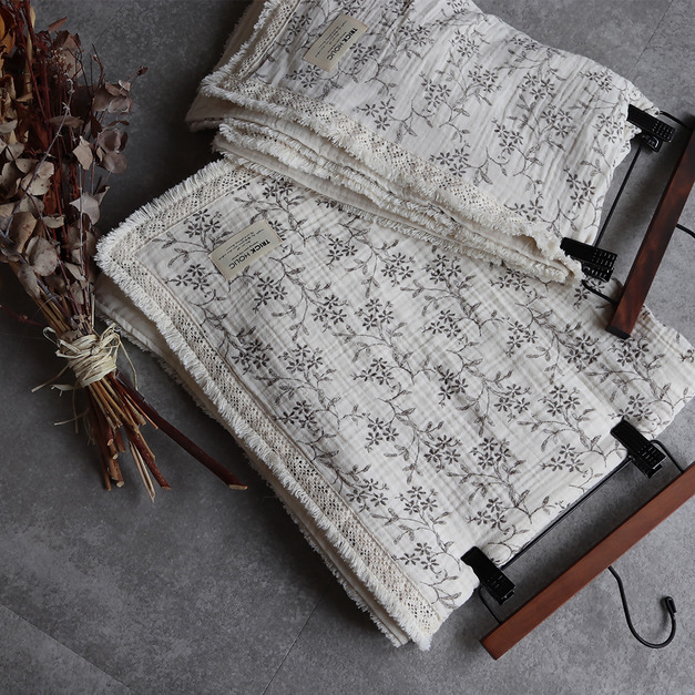 『缺貨』【Trick Holic】五層紗復古花紋毯子-70x85cm