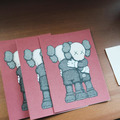 *限時折扣* KAWS HOLIDAY 展場限定卡片 居家裝飾畫_1