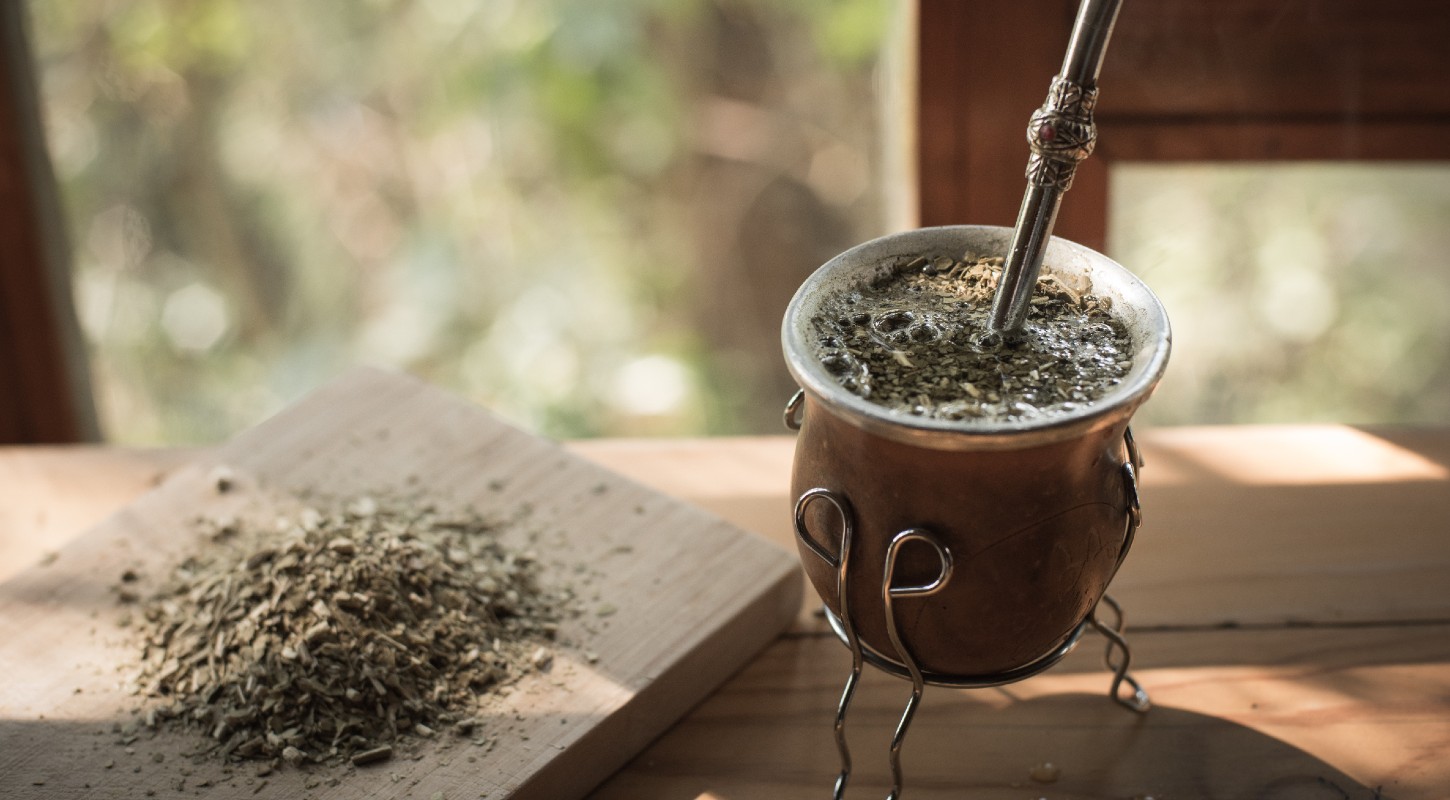 這張圖片的 alt 屬性值為空，它的檔案名稱為 Yerba-Mate-Tea-Leaves-with-a-Traditional-Hollowed-Wood-Mate.jpg