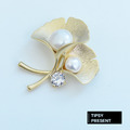 胸針 霧面銀杏造型 鋯石 珍珠 優雅胸針 微醺．禮物_1