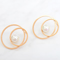 正韓 鋼針 鋼飾 時尚雙環交錯 鑲珍珠 人造珍珠 簡約 微醺．禮物 (可改耳夾）_1
