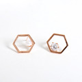 正韓 鍍K金銀針 六角形 鏤空 一邊 水鑽 鋯石 耳針 耳環 微醺。禮物 (可改耳夾）