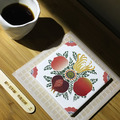 【捲毛力卡QUEMOLICA】-花磚吸水杯墊-紅-吉祥四果_1