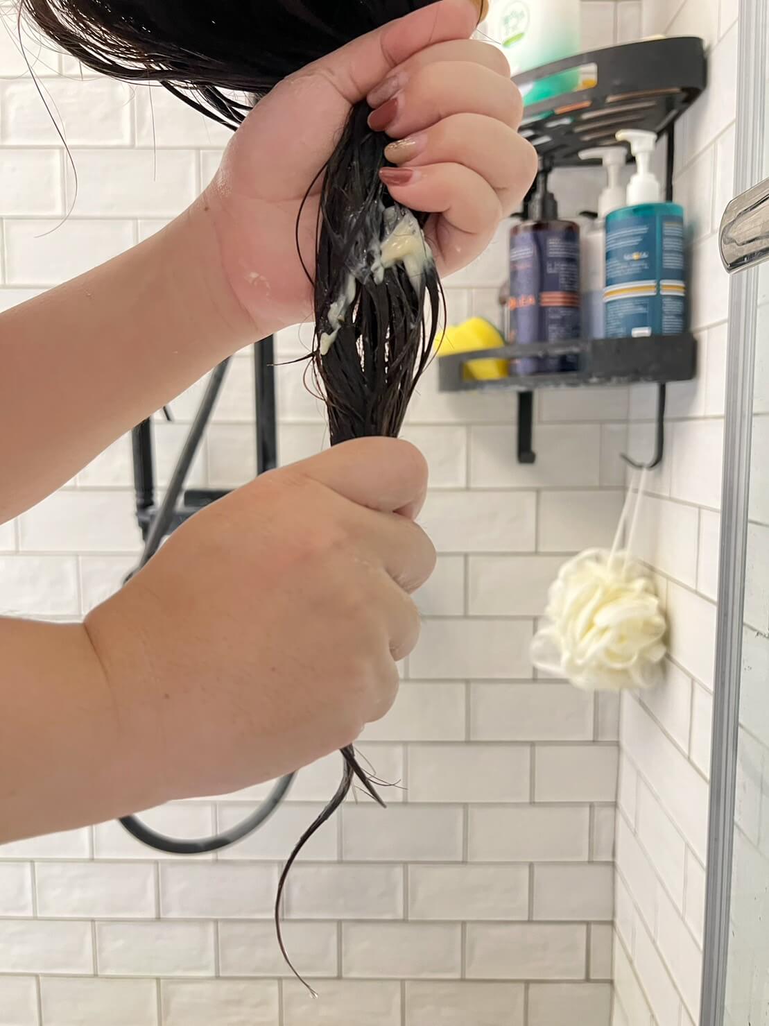 均勻抹上護髮素