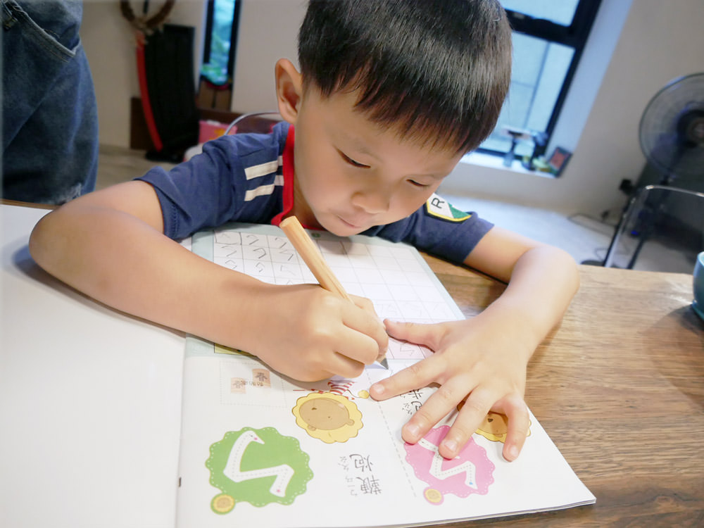 [啾團] 德國LYRA開始拿鉛筆了!開學學寫字必備.讓運筆更穩更順的好用鉛筆