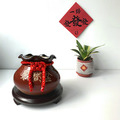 【聚寶盆】福袋型聚寶盆 附贈紅色雙錢綁帶、6吋木製底座_1