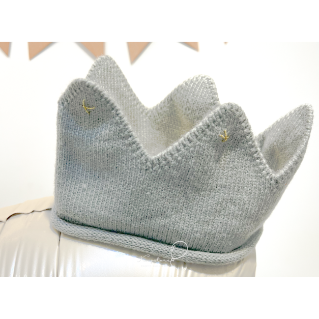 灰色寶寶編織皇冠
