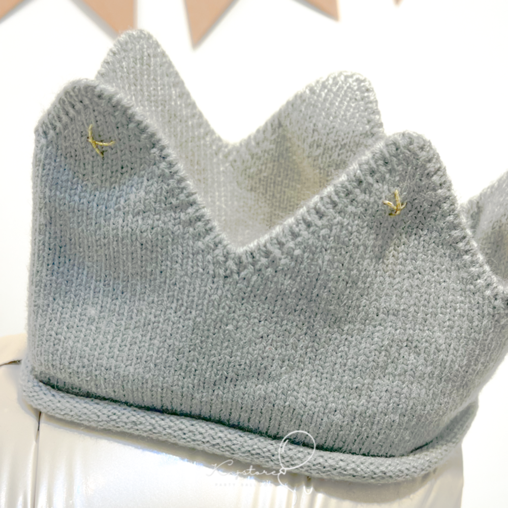 灰色寶寶編織皇冠