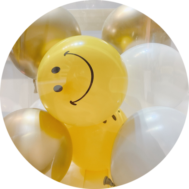 亮黃色微笑＋金屬金＋淺灰色＋白色