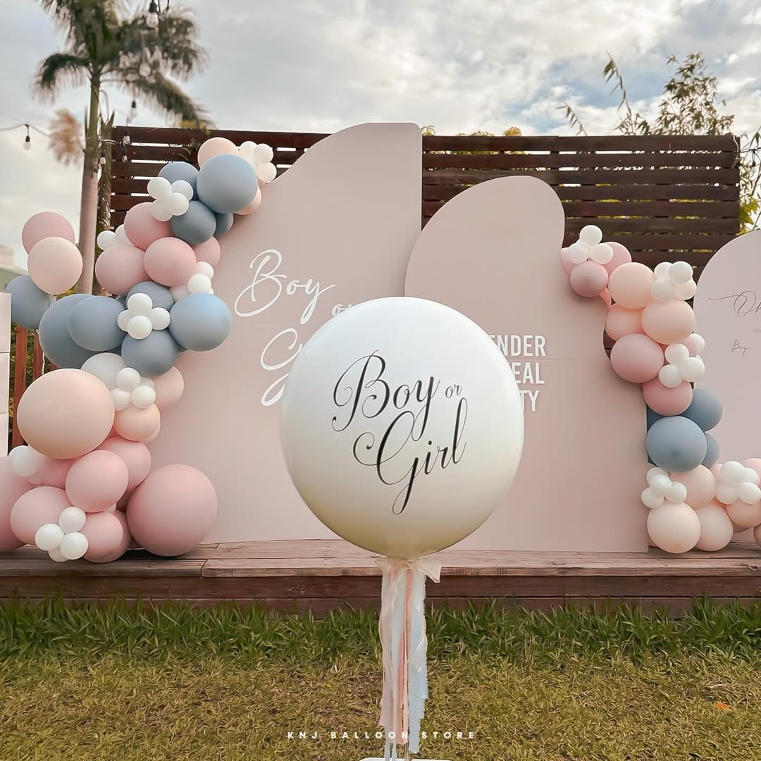 KNJ性別揭曉派對佈置:質感奶茶色系立柱爆破大氣球,台中客製化派對推薦