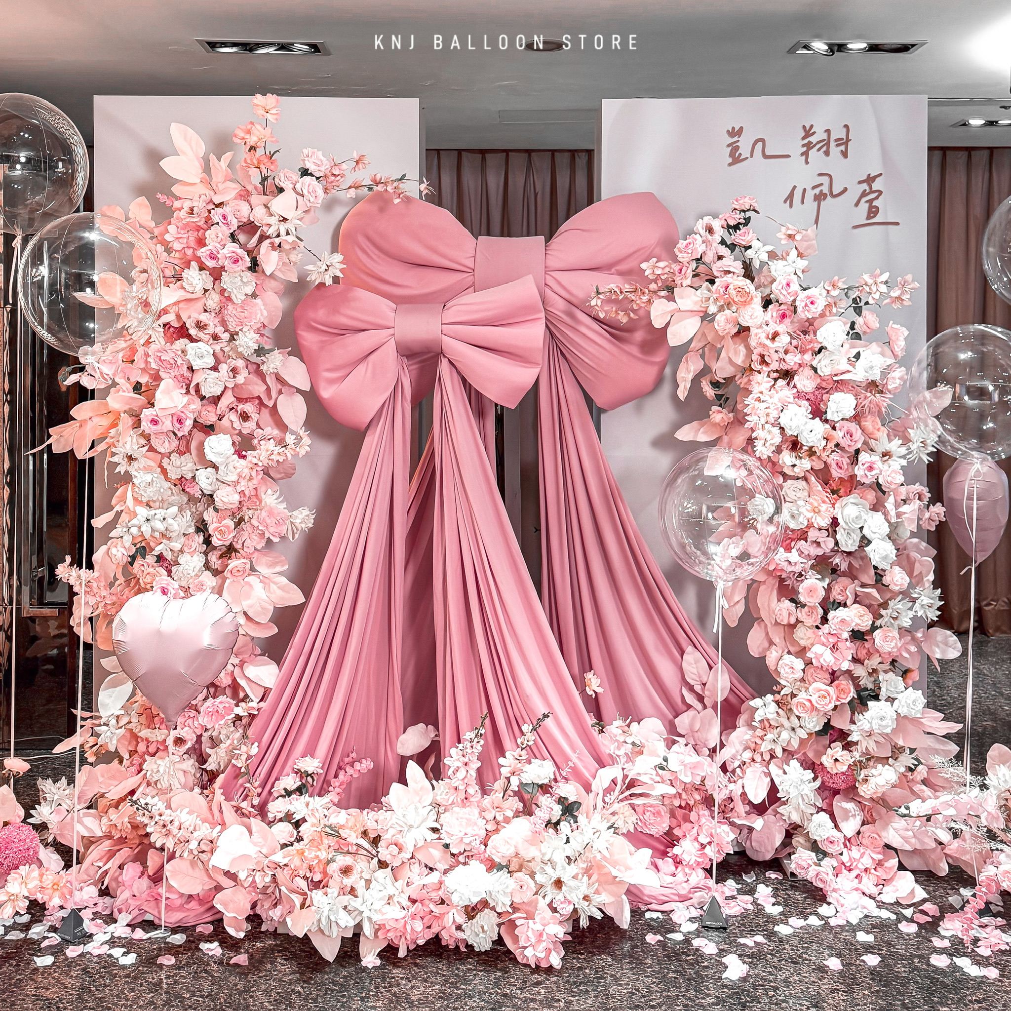 彭園台北館婚禮氣球佈置實景拍攝，大型粉色蝴蝶結背板設計 Knj Balloon Store