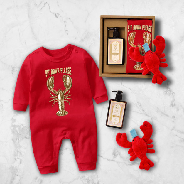 請坐好金龍蝦長袖連身衣 龍蝦安撫娃娃 沐浴露 3件組 嬰兒禮盒 喜氣紅 寶寶 禮物 新年 春節