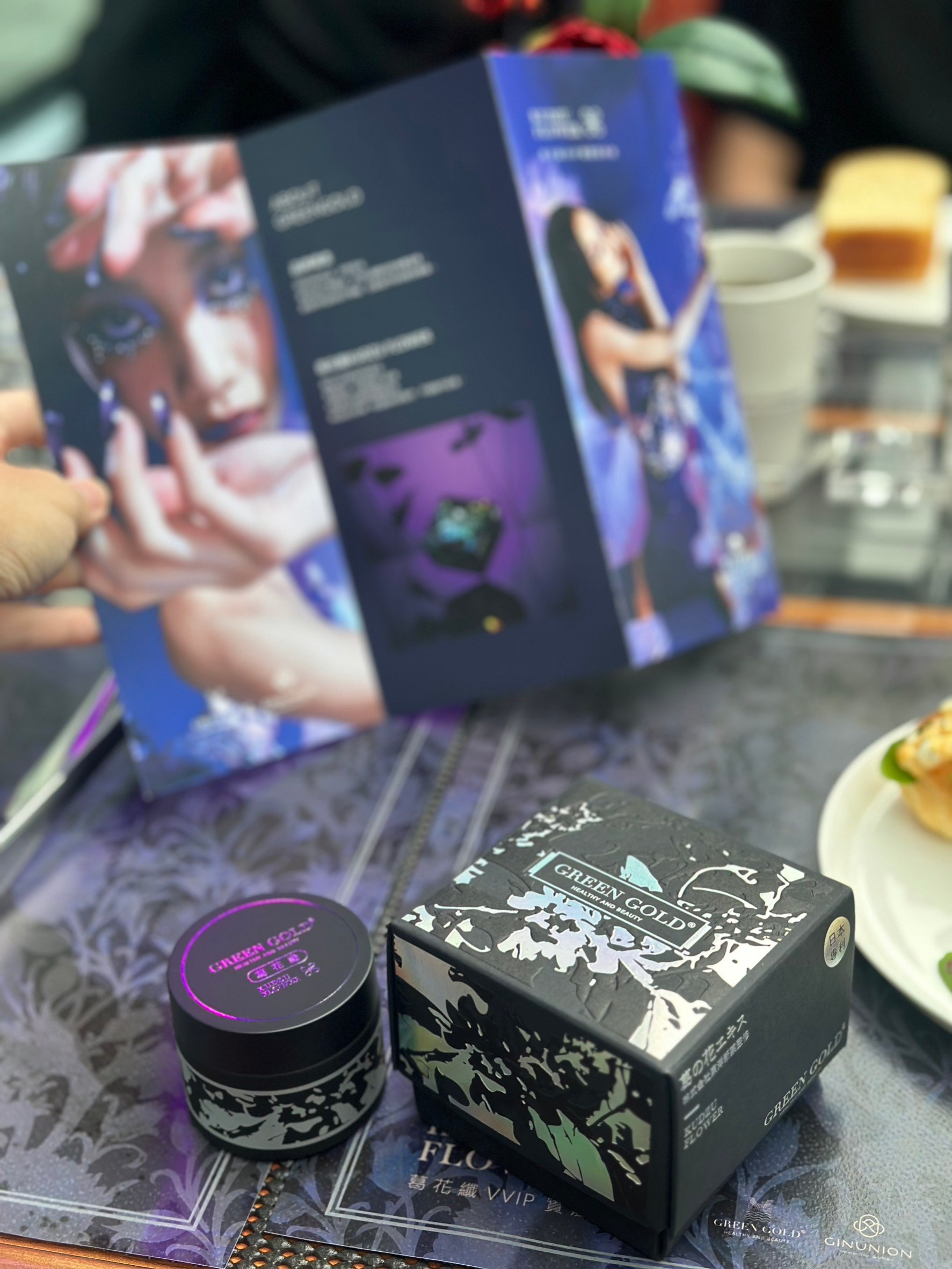 野葛的花 Pueraria thomsonii 與根 Pueraria lobata可幫助退燒、解酒、止血，還可以緩解眼睛痠痛、口乾、高血壓所導致的頭痛、和肩頸僵硬等問題。現代醫學研究也發現『葛根』竟可輔助治療糖尿病以及治癒有酗酒問題的患者。但近幾年來『葛花』的保健功效才開始備受矚目，因研究發現它獨有的葛花異黃酮『鳶尾黃酮』有著非常特殊驚人的減脂作用！