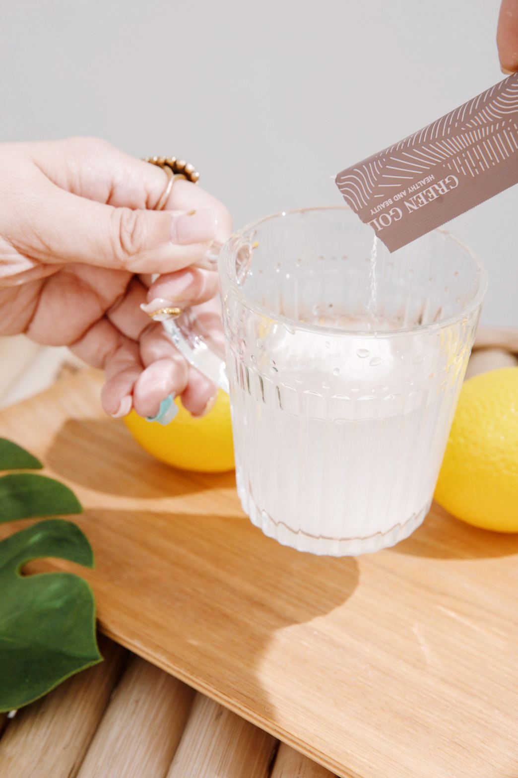 Greengold肽白、膠原蛋白、穀胱甘肽、美白推薦、防曬推薦、肌膚亮白、保濕透亮、保健食品、黑色素沉澱、皮膚乾燥、賽洛美、膠原蛋白推薦、肌膚保水、毛孔緊緻、水潤澎彈、保濕澎潤、美白保濕、二胜肽、玻尿酸、保健食品、膠原蛋白流失、皮膚乾燥、保養、葡萄籽、維他命C、橙皮苷、蝦紅素、紫外線、美白產品，成分來源標示清楚，斑點、肌膚膚色不均、快速老化、抗老、暗沉無光、HA、緊實Q彈、增添水潤光、哺乳、曬黑、痘疤、彈性、光澤透亮、抑制黑色素，穀胱甘肽可以幫助睡眠，除了幫助身體代謝排除壞物質，這居然還是美白針裡面的主成分