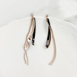 玫瑰金交錯圓弧耳環