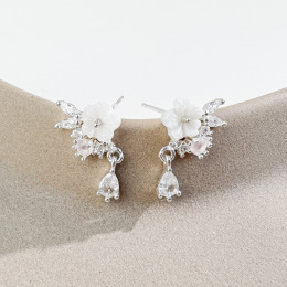 粉球白花 ‧ 純銀耳環