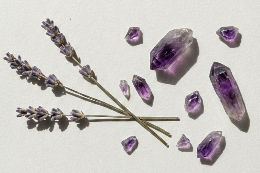 GiFT ACC. 紫水晶功效氛圍圖：天然紫水晶原礦與薰衣草乾燥花，象徵智慧、寧靜與療癒能量。