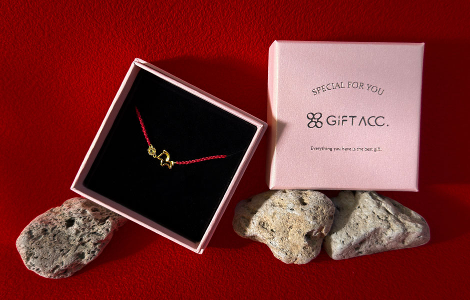 GIFT ACC 品牌粉色禮盒包裝與十二生肖手鍊