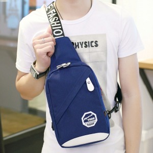 素面英字背帶帥氣胸包-DoubleBear
