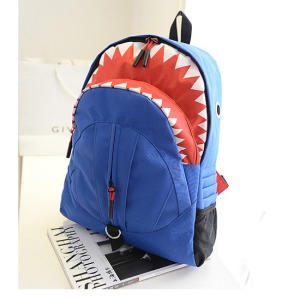 搞怪大鯊魚尖牙後背包-DoubleBear