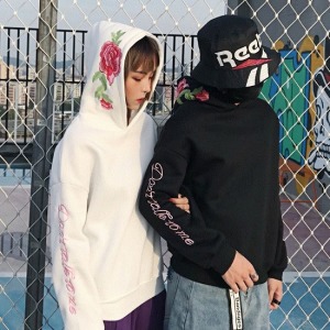 玫瑰花刺繡英字黑白連帽上衣-DoubleBear