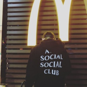 就是愛英字素面黑帽T-DoubleBear