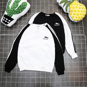 可愛鯨魚黑白撞色大學T-DoubleBear