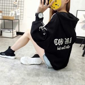 寬鬆男友風歌德字連帽上衣-DoubleBear