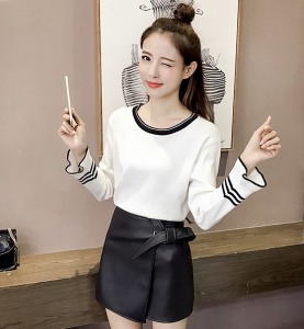 喇叭袖線條上衣-DoubleBear