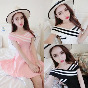 線條V領露肩直播甜心洋裝-DoubleBear