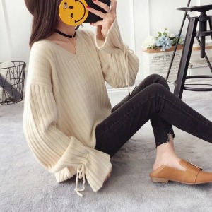 螺紋V領喇叭袖綁帶針織上衣-DoubleBear