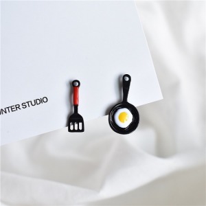 不對襯小鍋鏟煎雞蛋耳環-DoubleBear