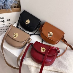 復古仿鑰匙孔鎖扣馬鞍包-DoubleBear